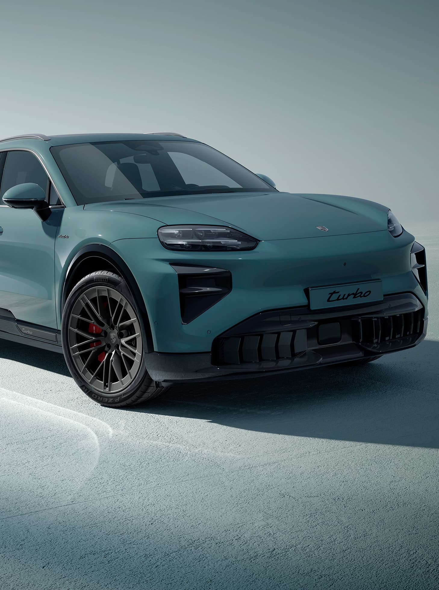 Ein Porsche Cayenne fährt auf offener Straße.